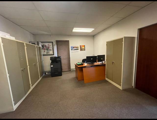 574M² OFFICE FOR SALE IN BRYANSTON